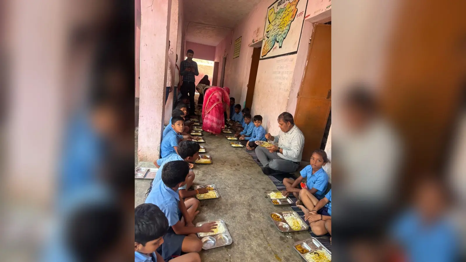 पिपरिया बीडीओ ने मध्य विद्यालय जजबारा का किया औचक निरीक्षण, बच्चों संग जमीन पर बैठकर खाया मध्याह्न भोजन